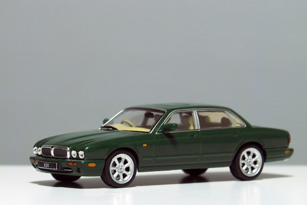 Jaguar XJ8 (X308), diecast model