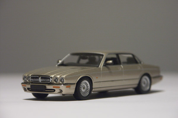 Jaguar XJ8 (X308), diecast model